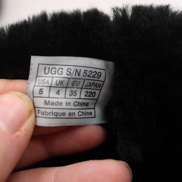 UGG Australia Classic Tall Black Kids Winter Sheepskin Boots Cozy Size 5 - Picture 13 of 16